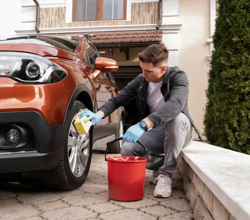 Lavage auto à domicile Saint-Auban-sur-l'Ouvèze : professionnel intervenant sur un véhicule